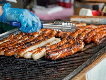 Grillwurst auf Grillrost